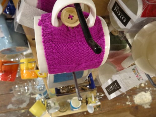 a cute coffe mug cover. I think you could duplicate this kara.